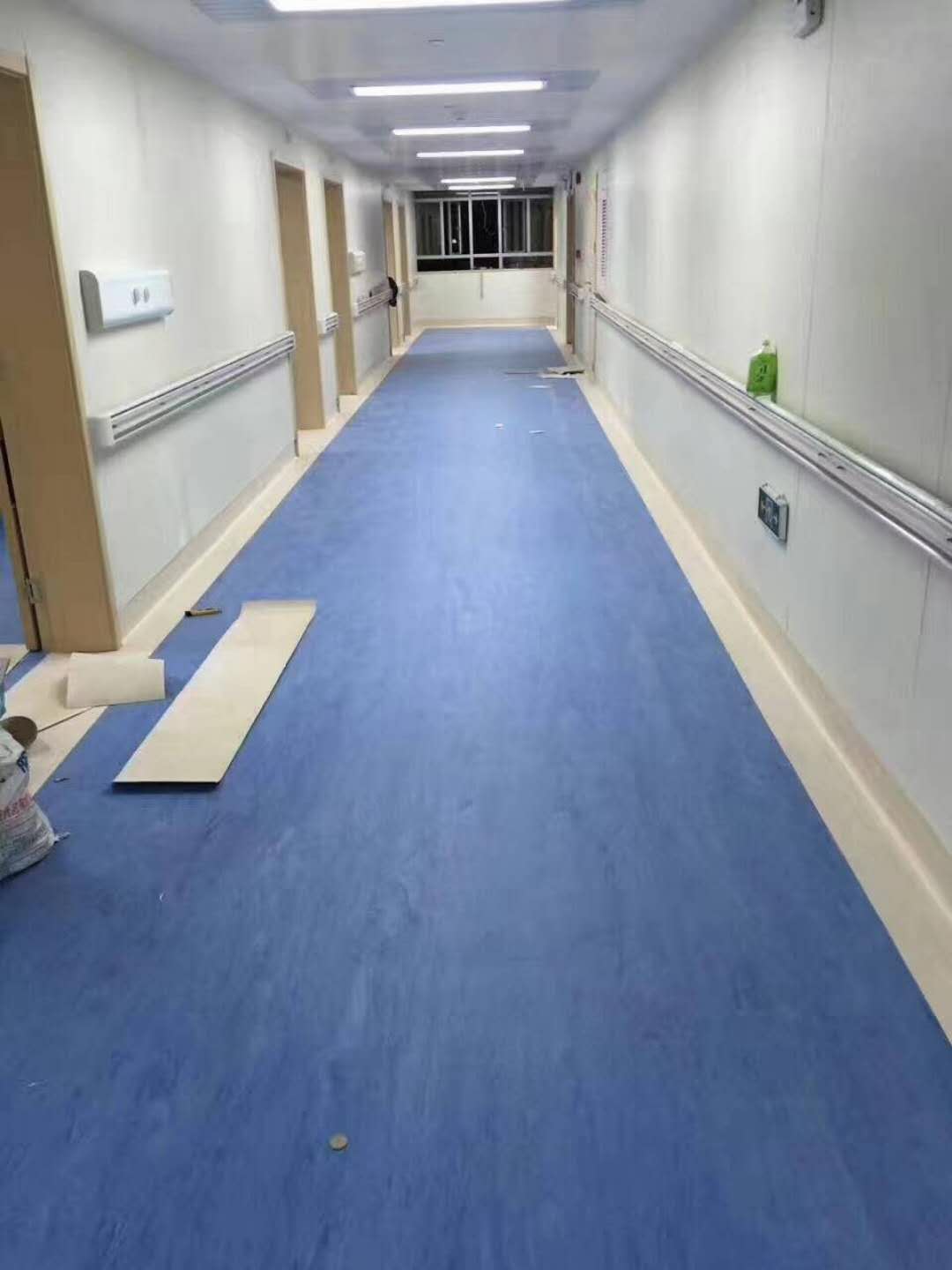 什么同質(zhì)透心pvc地板？