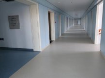 舊樓改造不用敲掉瓷磚了，使用PVC卷材地板簡單