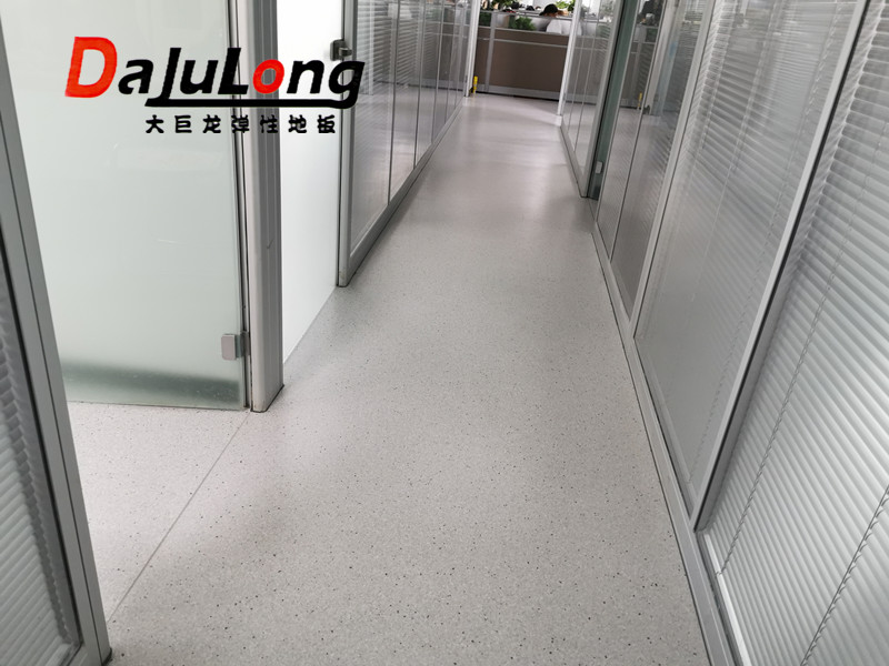 同質(zhì)透心pvc地板的價(jià)格是多少錢(qián)一平方呢？